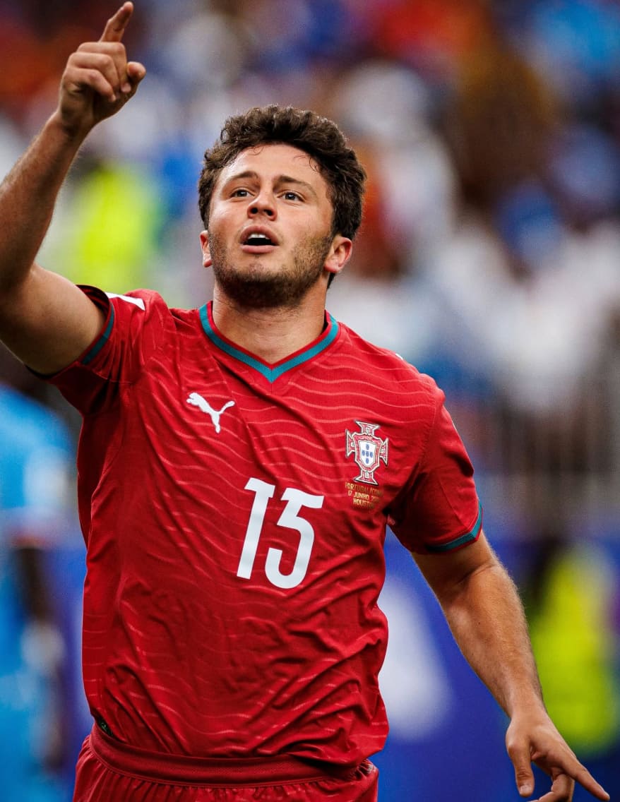 Le Real Madrid garde un œil sur João Neves