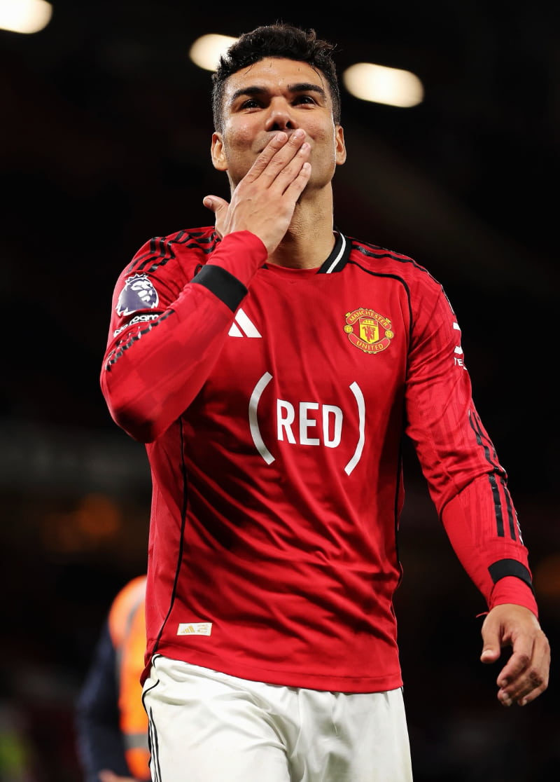 Manchester United officialise trois départs majeurs