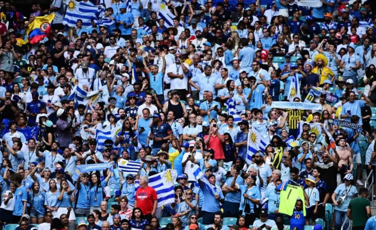Une demande en mariage en tribunes pendant Uruguay–Cap-Vert