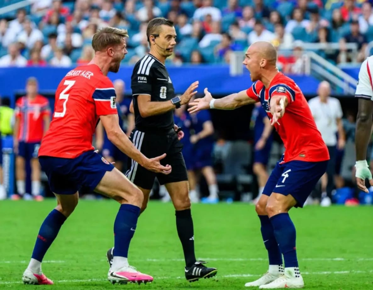 Clément Turpin vivement critiqué après Norvège–Angleterre