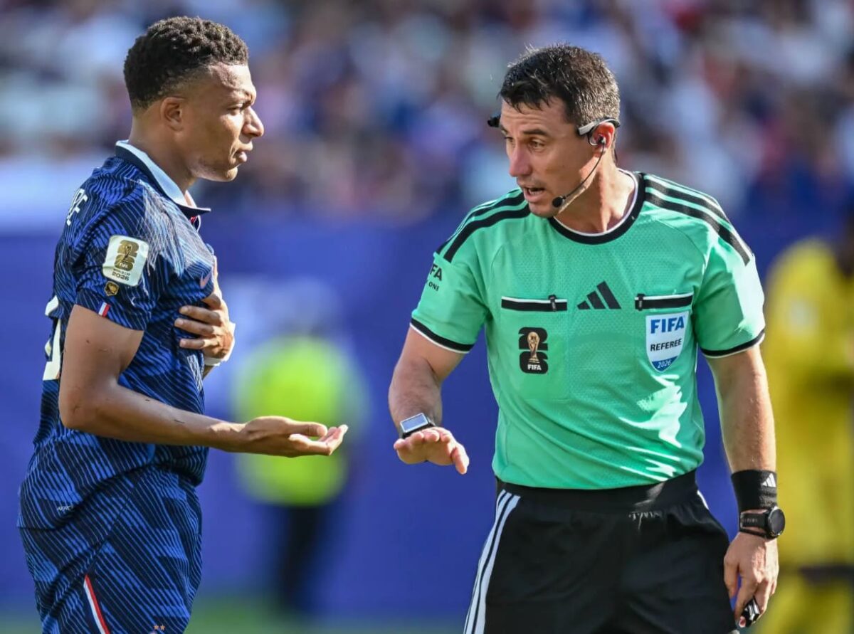 Équipe de France : l’arbitrage de France–Paraguay divise après la qualification des Bleus