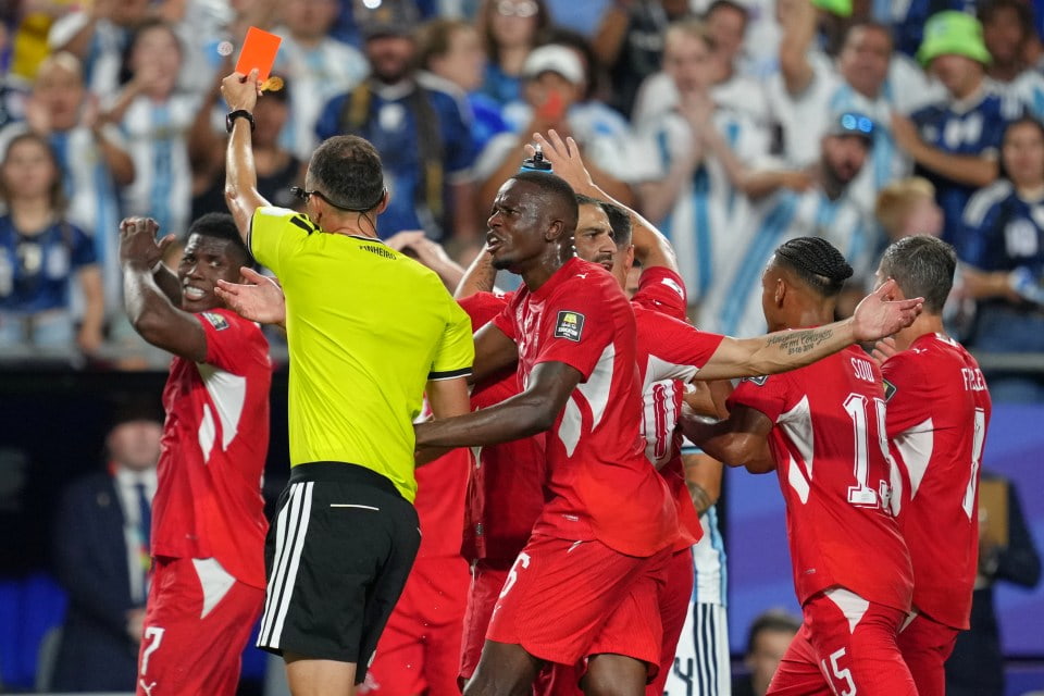 La Suisse conteste l’expulsion de Breel Embolo face à l’Argentine