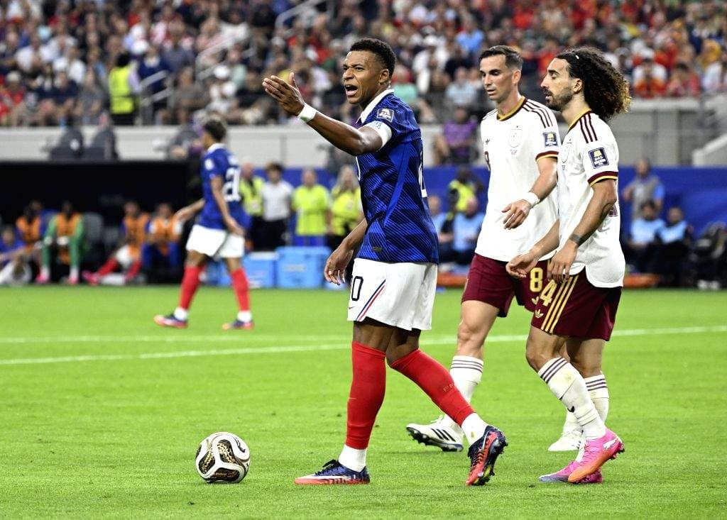 Les Bleus face à un défi historique après une première période compliquée