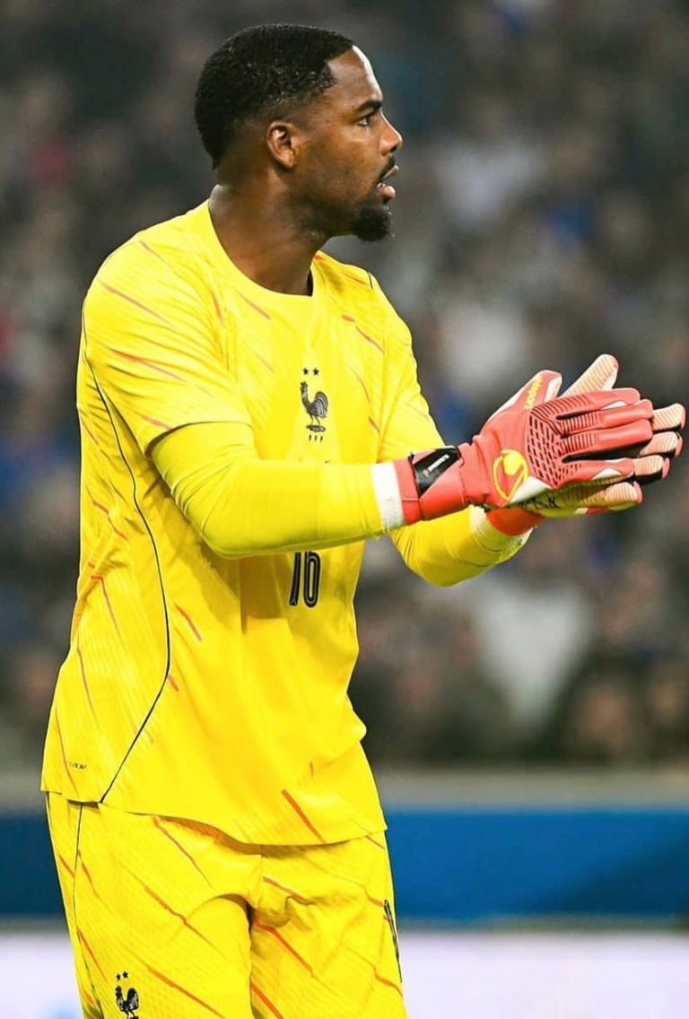 Mike Maignan critiqué après le Mondial, la comparaison avec Lloris relancée