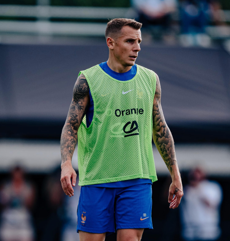 Lucas Digne retrouve officiellement le PSG