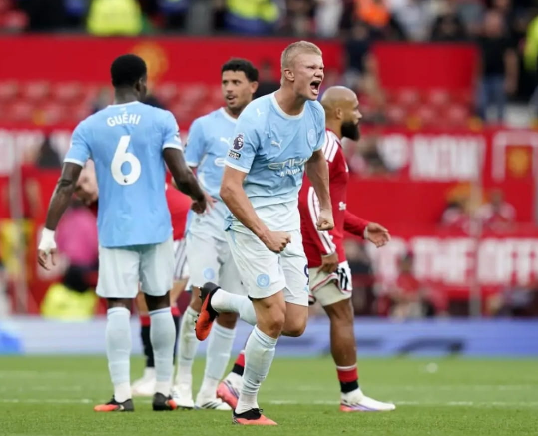 Les arbitres VAR du derby de Manchester sanctionnés